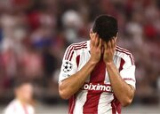 ببینید | لحظه برخورد توپ به صورت طارمی در بازی المپیاکوس مقابل آریس